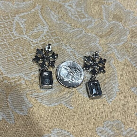 HOLIDAY🎄🎄BETSEY JOHNSON NWT –Sparkly Snowflake Green Crystal EARRINGS - Picture 6 of 7